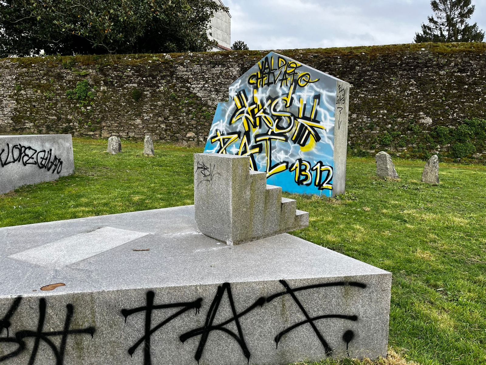 O PSdeG denuncia a deixadez do goberno bipartito co patrimonio escultórico de Santiago