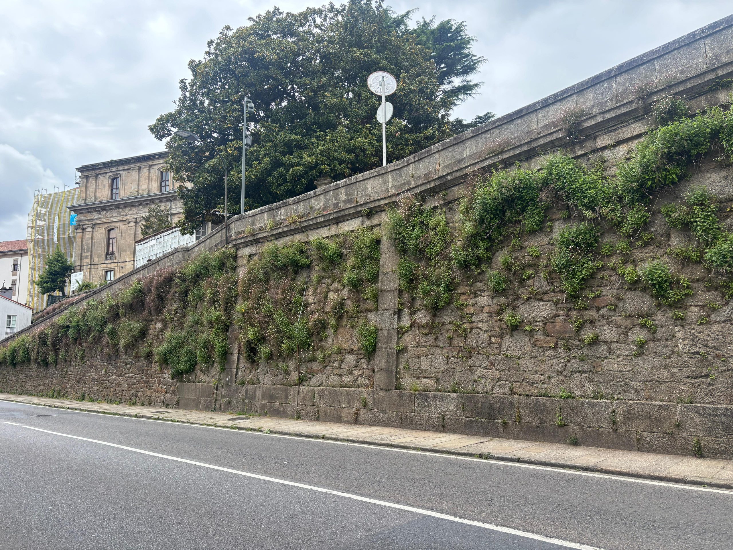 O PSdeG denuncia o abandono do Casco Histórico e esixe a Sanmartín actuacións urxentes nos muros e elementos patrimoniais de Santiago