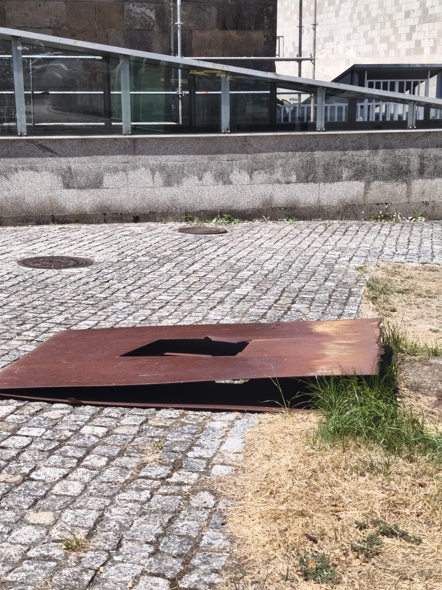 O PSdeG denuncia que a caída da escultura de Rodrigo de Padrón evidencia o abandono do patrimonio escultórico de Santiago